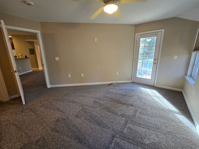 Building Photo - Fresh 2 bedroom, 2 bathroom condo located in Meadows on the Parkway in the heart of Boulder.