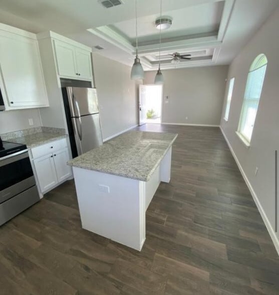 Building Photo - 2005 Jackson St