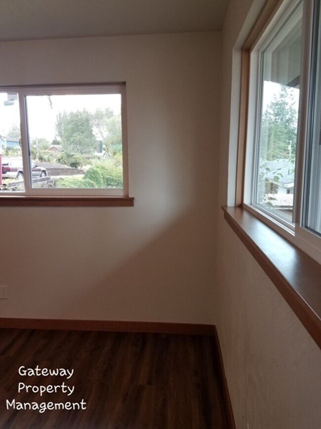 Building Photo - Spacious 3 bedroom