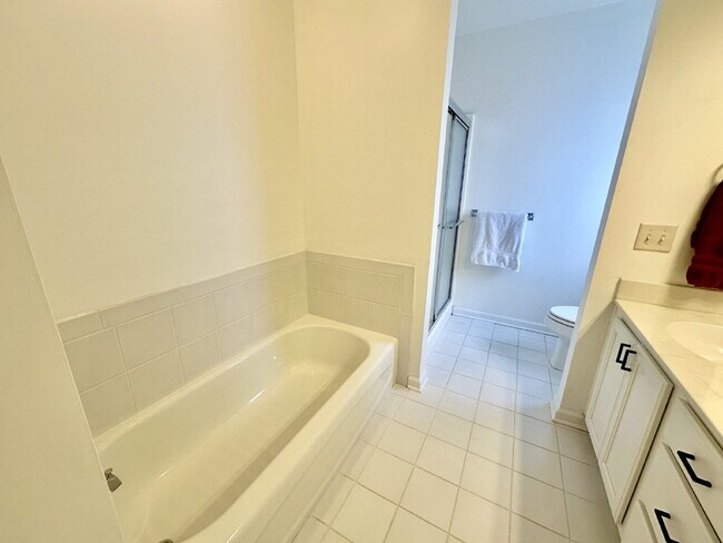 Building Photo - Beautiful Two Bedroom Townhome Located in Bluffton Village!