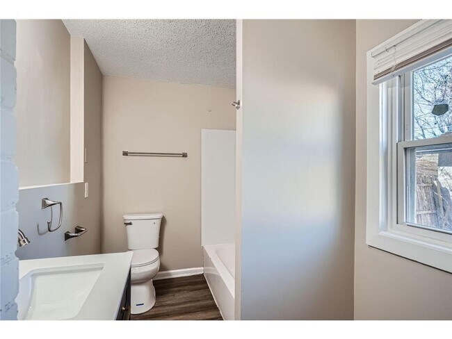 Building Photo - 707 Jenks Ave E