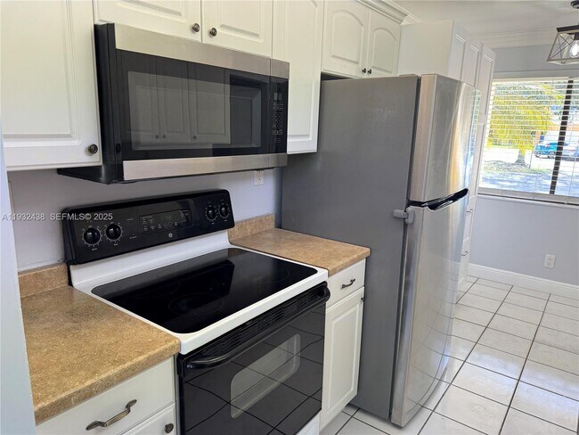 Building Photo - 185 Lakeview Dr