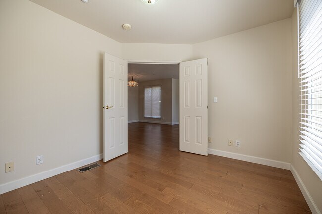 Building Photo - 7335 Rainbow Dr