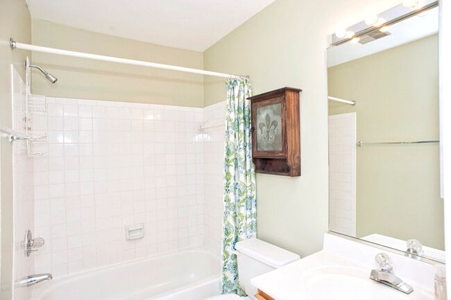 Building Photo - Coming Soon! 2 bed 2 1/2 bath townhouse in...
