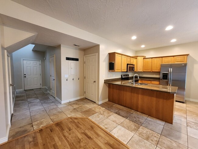 Building Photo - ELF PRICED! 3 bd. 2.5 bath Luxury Townhome!