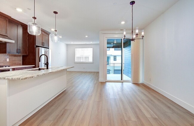 Building Photo - Luxury Upgraded Executive Townhome | 4 Bed | 3 Bath in Prime Camas School District
