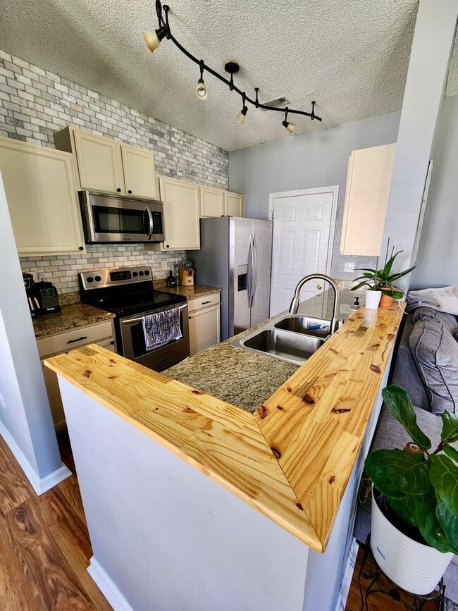 Building Photo - Adorable, well taken care of three bedroom...