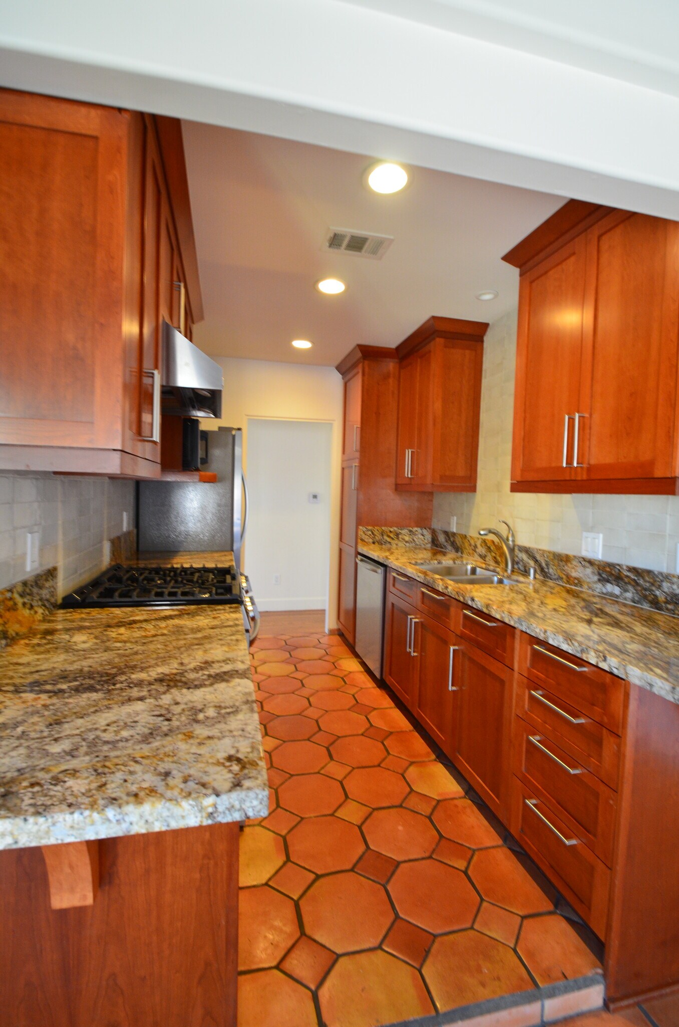 Building Photo - 7033 Draper Ave