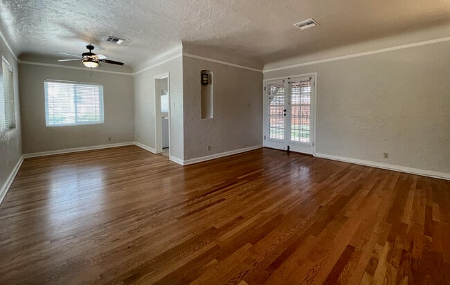 Building Photo - 402 E Baltimore Dr