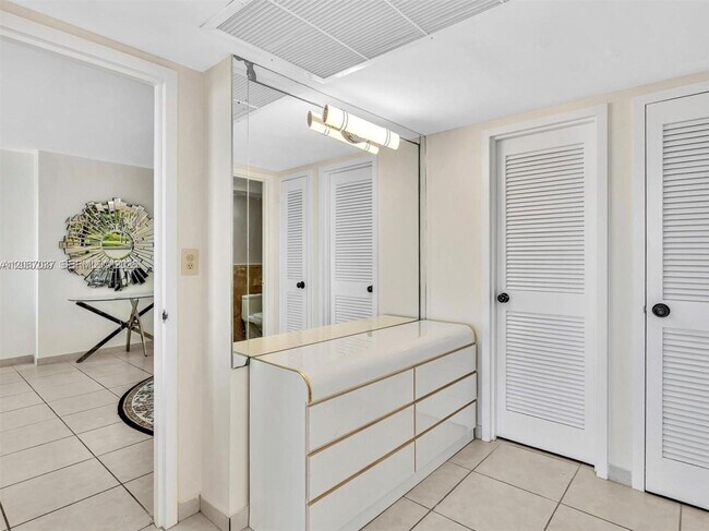 Building Photo - 3140 S Ocean Dr