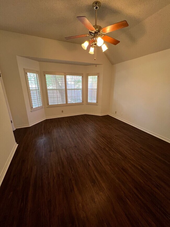 Building Photo - Spacious Canyon Creek 3 bed 2 bath Home