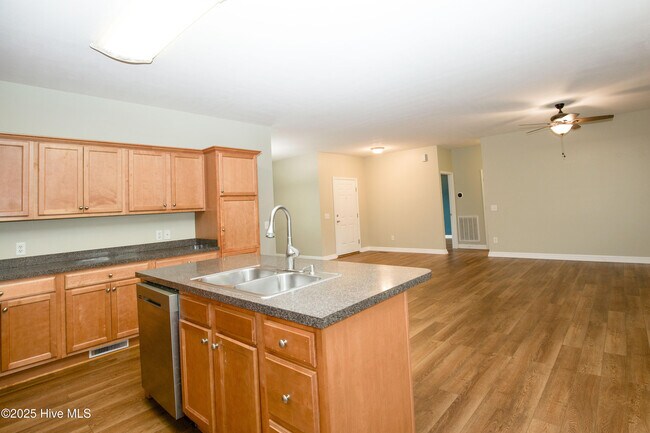 Building Photo - 110 Willow Creek Ln