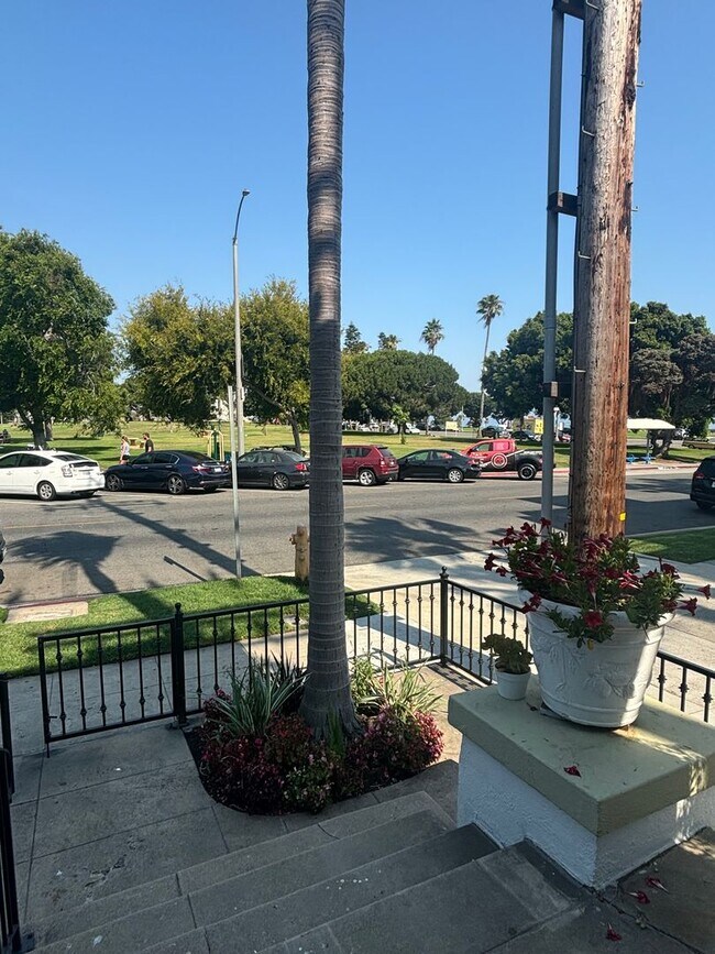 Building Photo - Beautiful 2 Bedroom 1 Bath available now in Long Beach