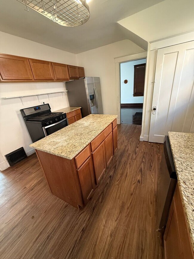 Building Photo - Spacious 3-bed 2-full bath available now