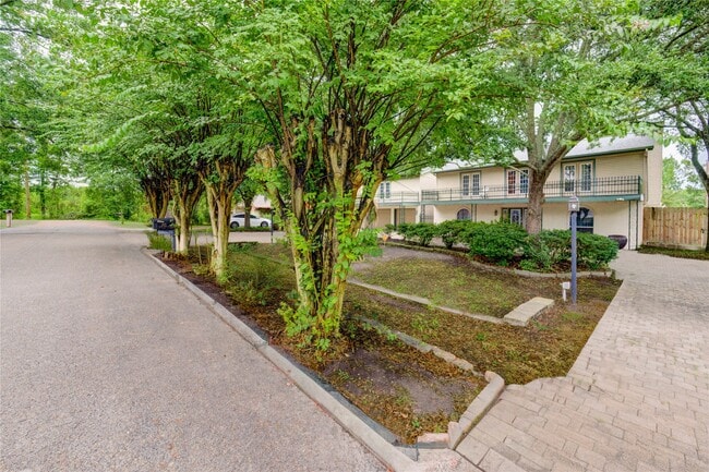 Building Photo - 303 Shady Glen Ln