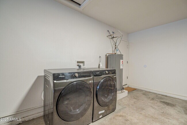Building Photo - 2030 E Duke Dr