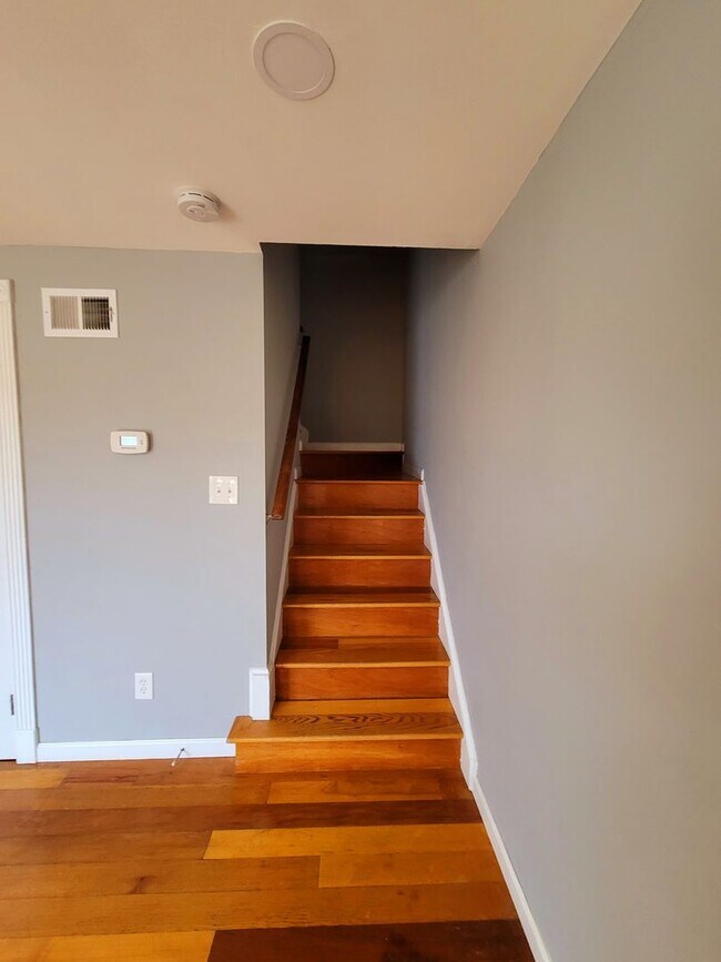Building Photo - Lovely 2Bd/1.5Bth TH in Gaithersburg Montg...