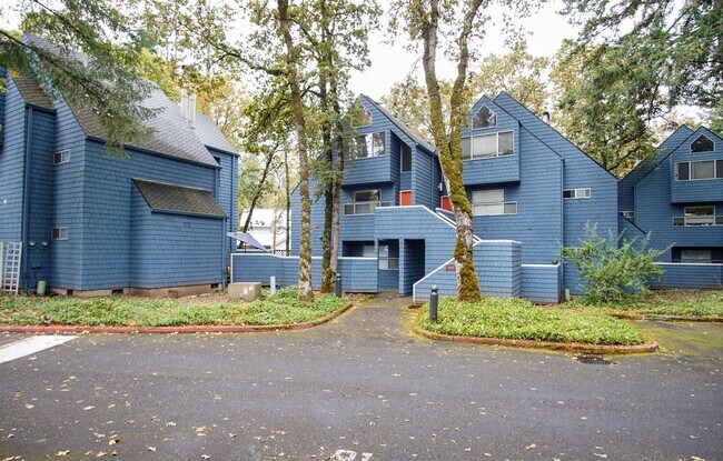 Building Photo - Spacious Lake Oswego 2Bdr w/Fireplace, Dishwasher, W/D, & Balcony!
