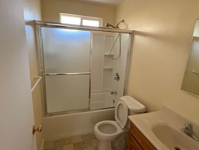 Building Photo - 4054 Lemoyne Way