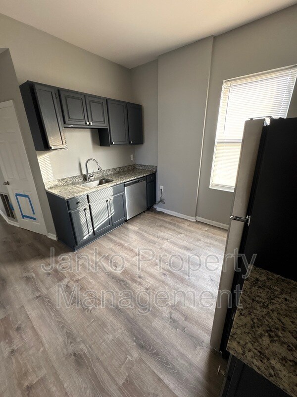 Building Photo - 7314 S Kenwood Ave