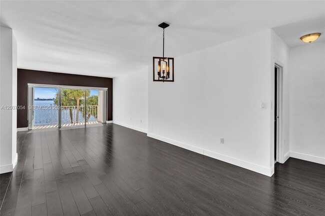 Building Photo - 500 Bayview Dr