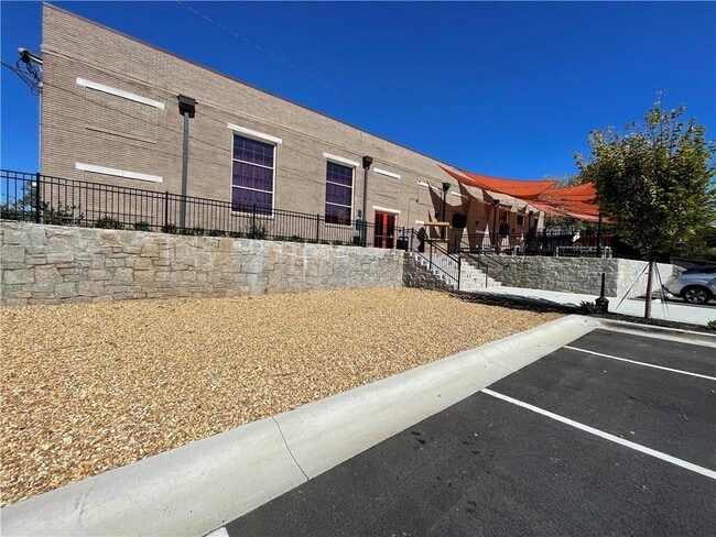 Building Photo - 245 Willow Springs Dr