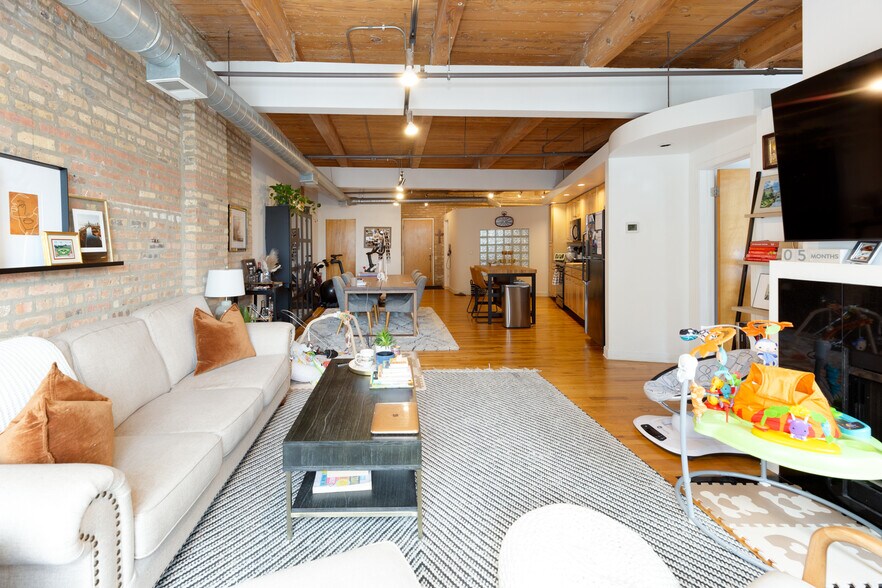 Building Photo - 612 N Oakley Blvd