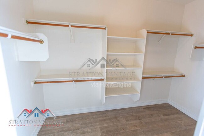 Building Photo - 661 E Julian Dr