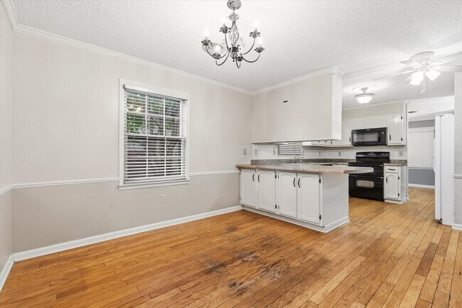 Building Photo - 4-BED, 2-BATH ALL-BRICK HOME NEAR JONESBORO COUNTRY CLUB!