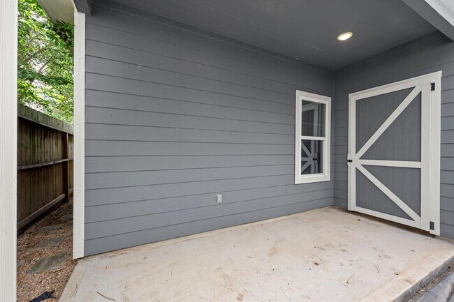 Building Photo - 16670 Meadowcroft St