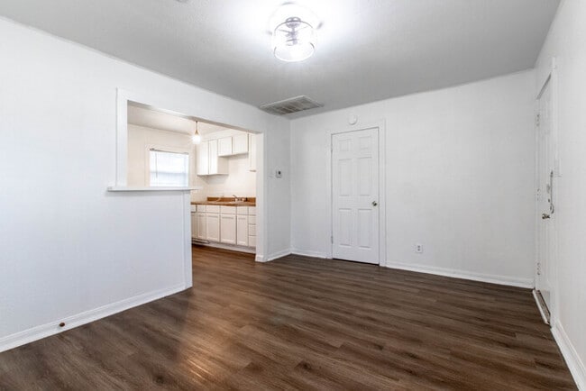 Building Photo - 2506 N Elm St