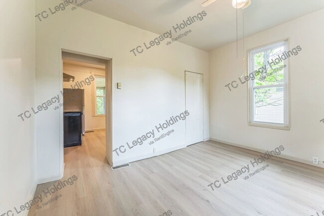 Building Photo - 907 Floral Ave