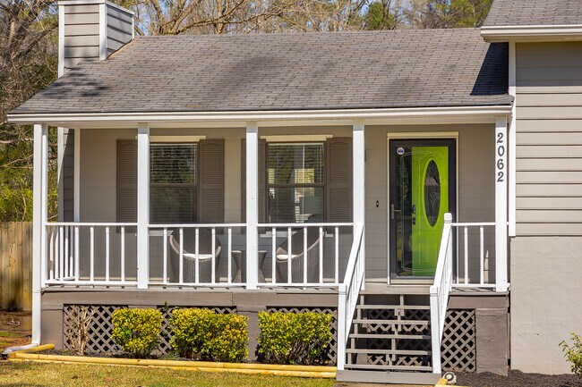 Building Photo - 2062 Woodbine Cir