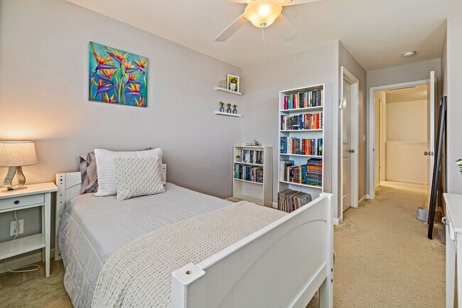 Building Photo - Unfurnished Townhome with Garage, 3 bedroo...