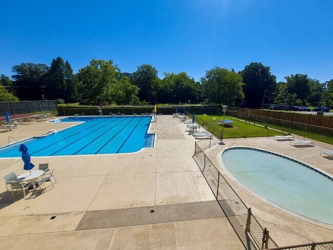 Building Photo - HUGE Apartment Across from Grosvenor Metro...