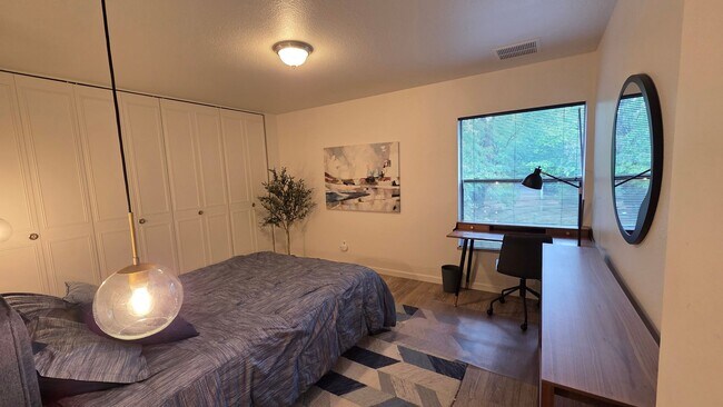 Building Photo - 2 Bedroom 1 Bath - Blocks from Pearl Street and Downtown