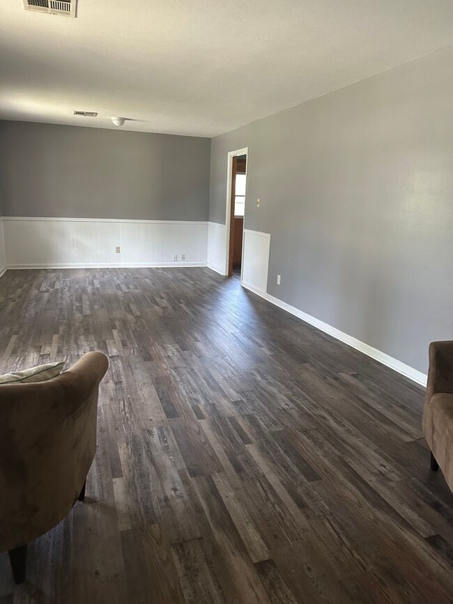 Building Photo - Roomy 3/2, quiet neighborhood/Lawncare inc...