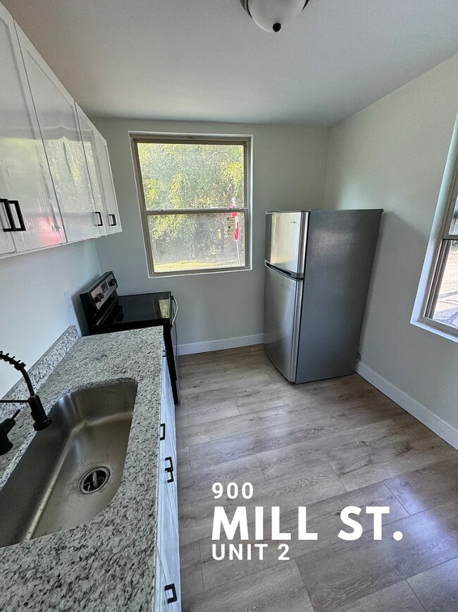 Building Photo - 900 Mill St