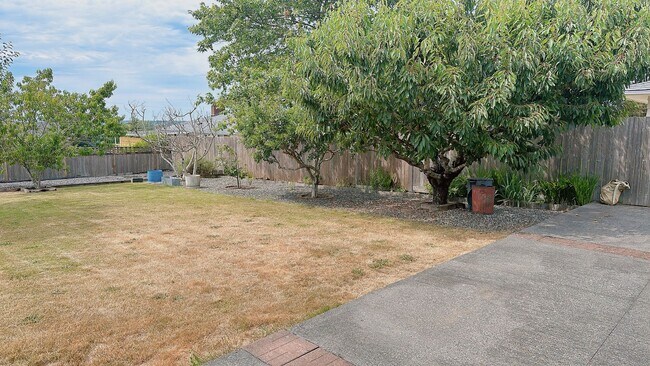 Building Photo - Available late August: this spacious 3brm/2 bath rambler near Whatcom Falls Park