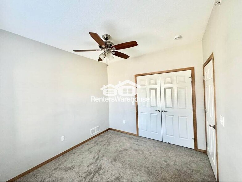 Building Photo - 2000 Meadow Ct