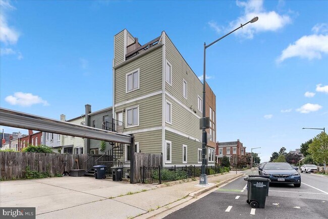 Building Photo - 471 Luray Pl NW