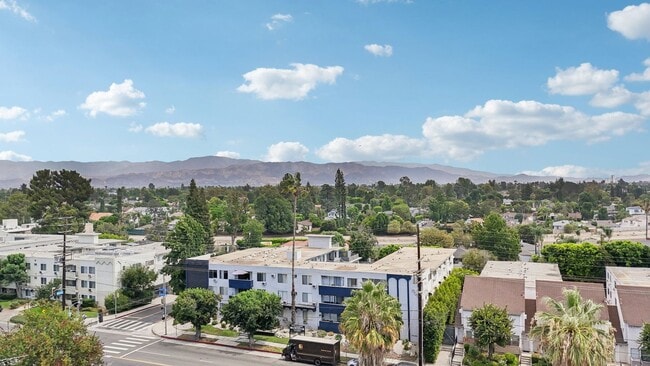 Building Photo - 4950 Coldwater Canyon