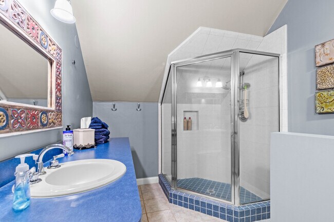 Building Photo - 221 SE 7th St