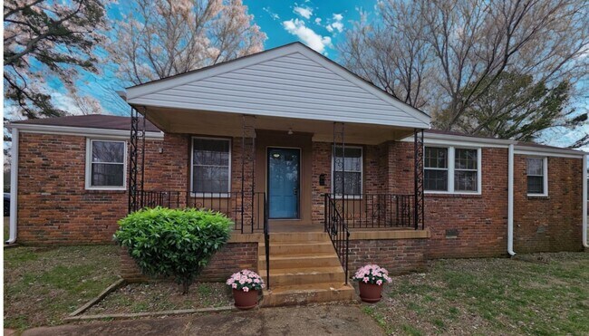 Building Photo - 4411 NW Kenwood Dr