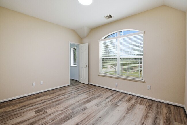 Building Photo - 5002 Rollingstone Rd