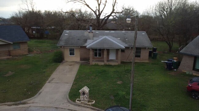 Building Photo - Charming 4-Bedroom Home with Spacious Yard!