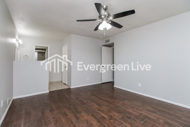 Building Photo - 2110 W Detroit St