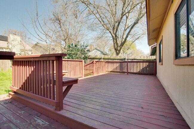 Building Photo - 9805 Briar Ridge Dr