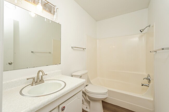 Building Photo - 2205 Sunderland Rd