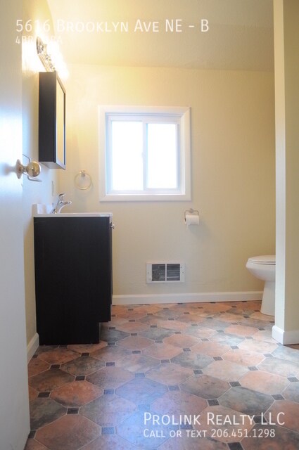 Building Photo - 5616 Brooklyn Ave NE